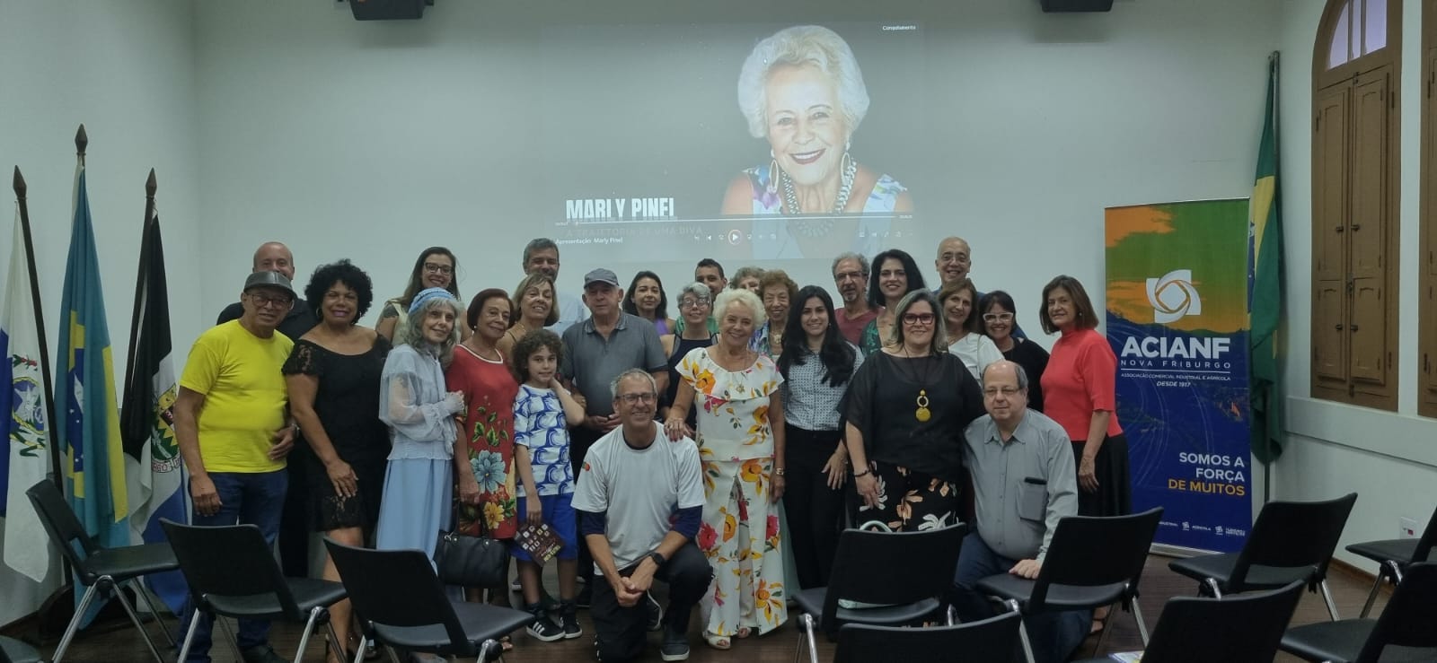 Marly Pinel realiza tarde de autógrafos na ACIANF